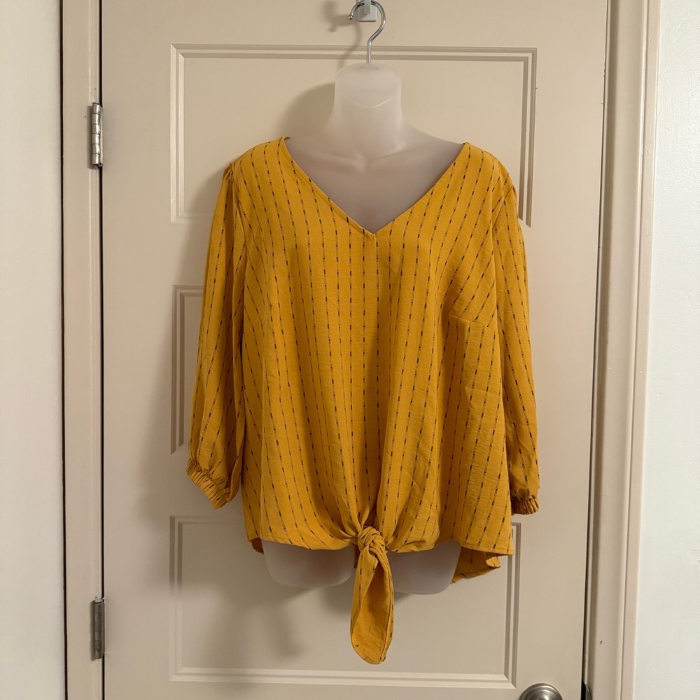 ⭐️ 5 for $25. Olivia & Martin top